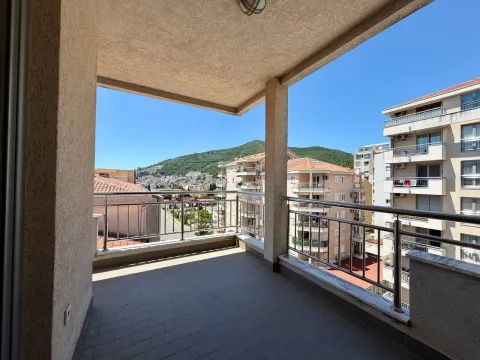 Natkriveni balkon sa metalnom ogradom i pogledom na gradsko naselje i brda. - image 5