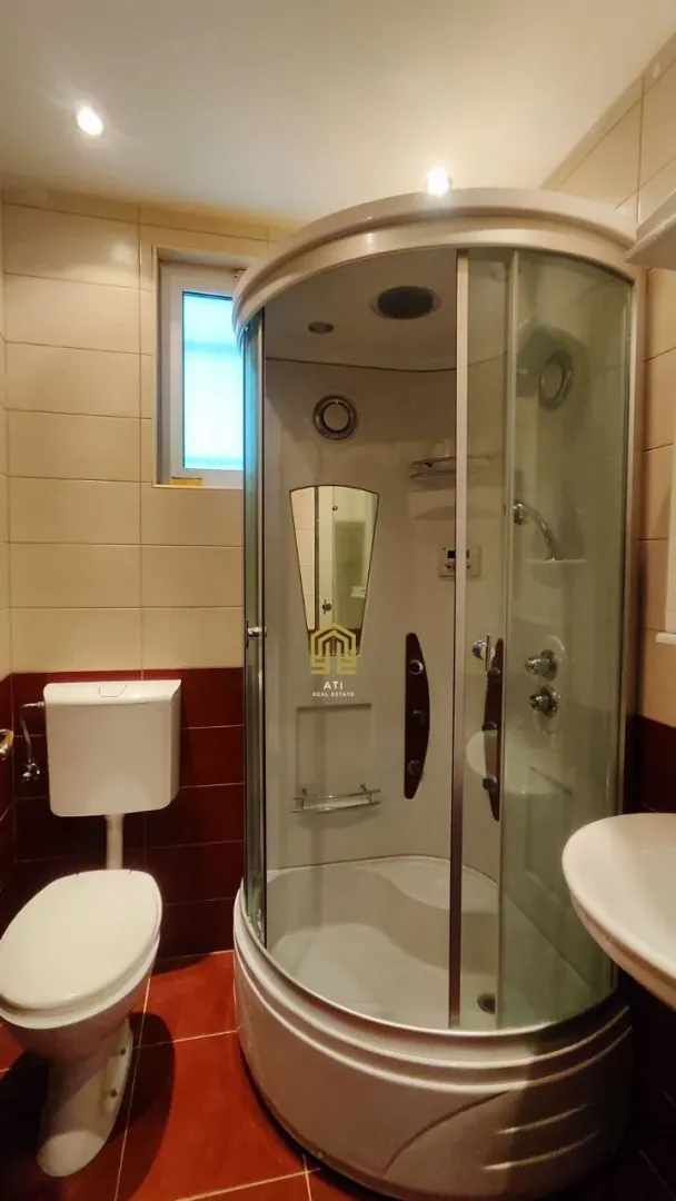 Kompaktno kupatilo sa tuš kabinom, wc šoljom i umivaonikom.