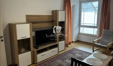 Dnevna soba sa garniturom za sedenje i TV komodom. - image 2