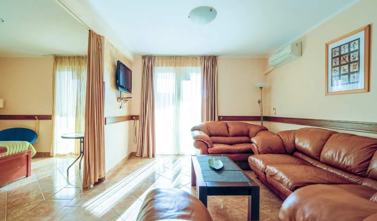 Prodaja, ugostiteljski objekat, 1256m², Podkošljun, Budva