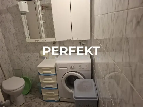 Manje kupatilo sa sanitarijama, mašinom za veš i zidnim elementima. - image 6