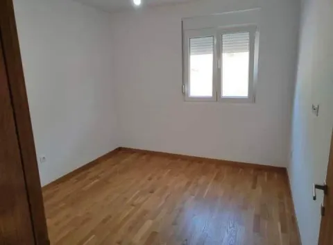 Empty room with parquet flooring and white walls. - image 10