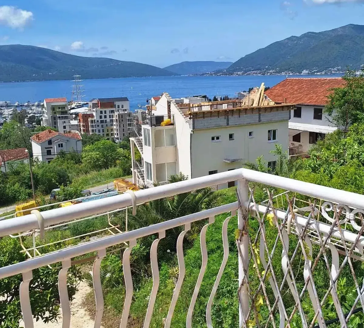 Izdavanje, kuća, 100m², Tivat, Crna Gora