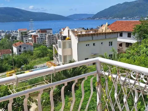 Izdavanje, kuća, 100m², Tivat, Crna Gora