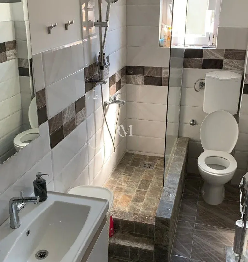 Izdavanje, trosoban stan, 100m², Dumidran, Tivat