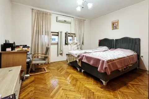 Spavaća soba sa dva kreveta i radnim stolom. - image 13