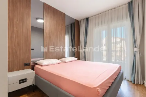 Svijetla spavaća soba sa bračnim krevetom i drvenim panelima na zidu. - image 7