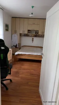 Spavaća soba sa bračnim krevetom, velikim ormanom i radnom stolicom. - image 6