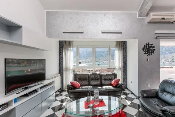 Izdavanje, trosoban stan, 80m², Dobrota, Kotor