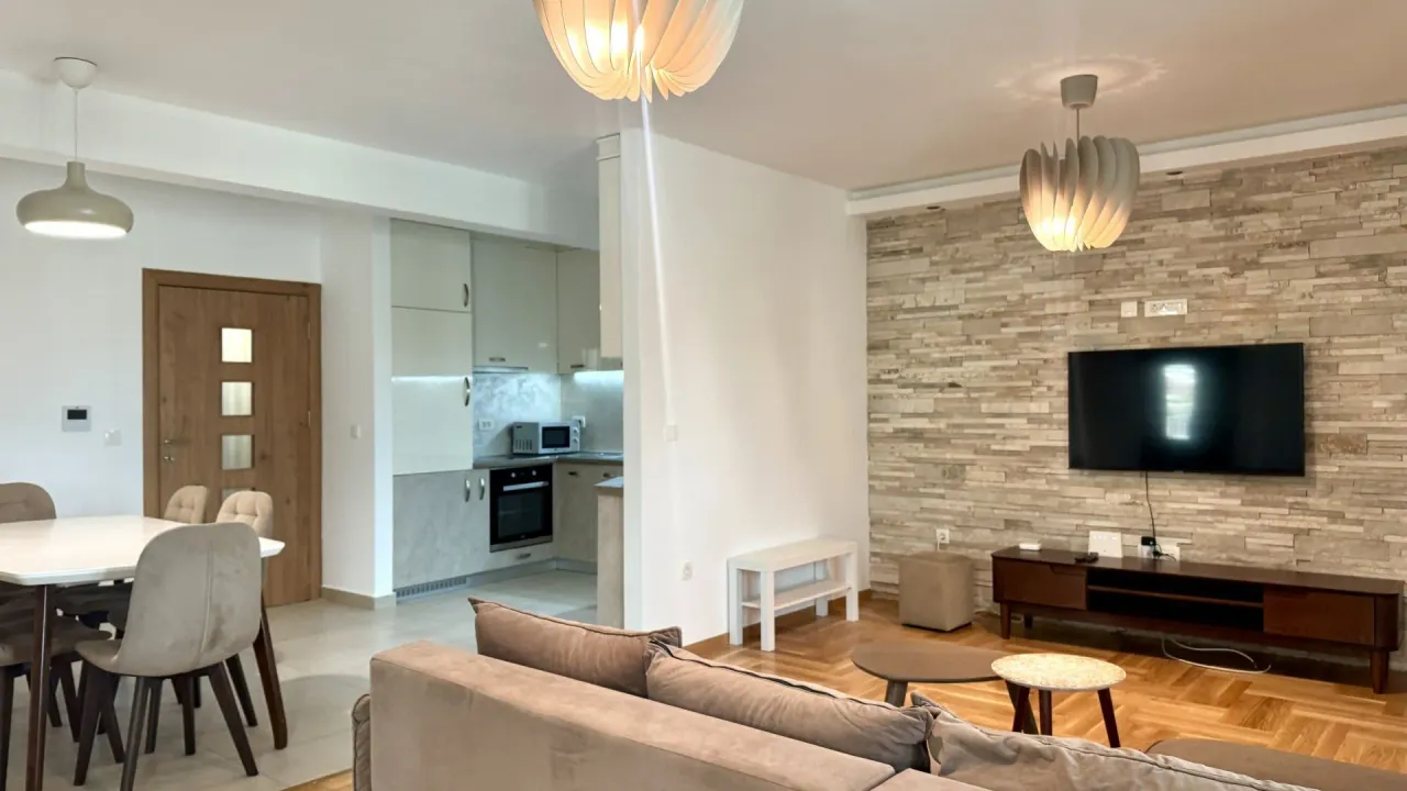 Izdavanje, trosoban stan, 86m², Kalimanj, Tivat