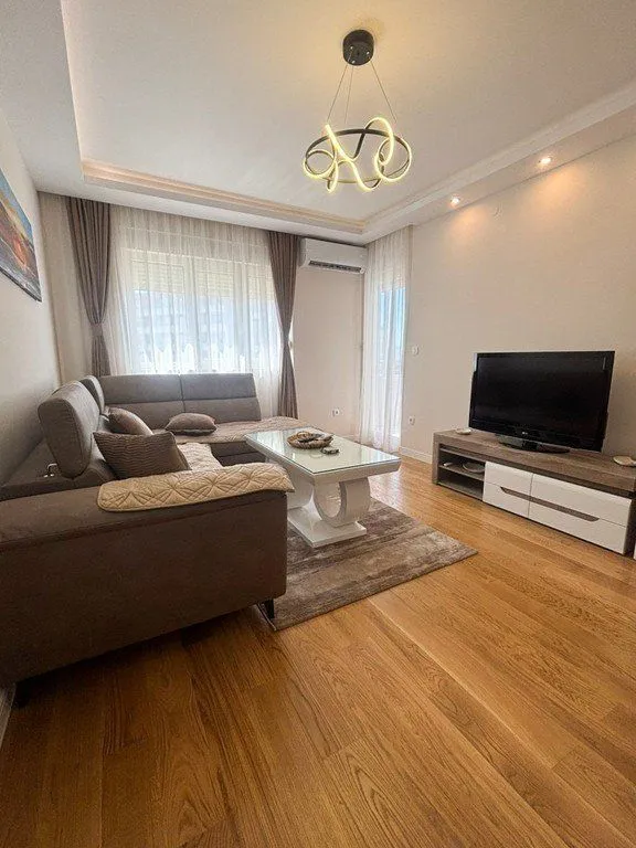 Izdavanje, jednosoban stan, 50m², Central Point, Podgorica
