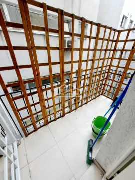 Balkon sa drvenom pregradom i priborom za čišćenje. - image 11