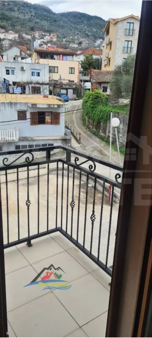 Pogled sa terase na naselje i okolna brda.