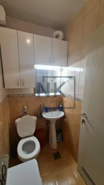 Smaller bathroom with sanitary ware, washbasin, mirror and white wall-mounted cabinet. - image 5