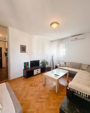 Dnevna soba sa garniturom, stočićem i televizorom. - image 2