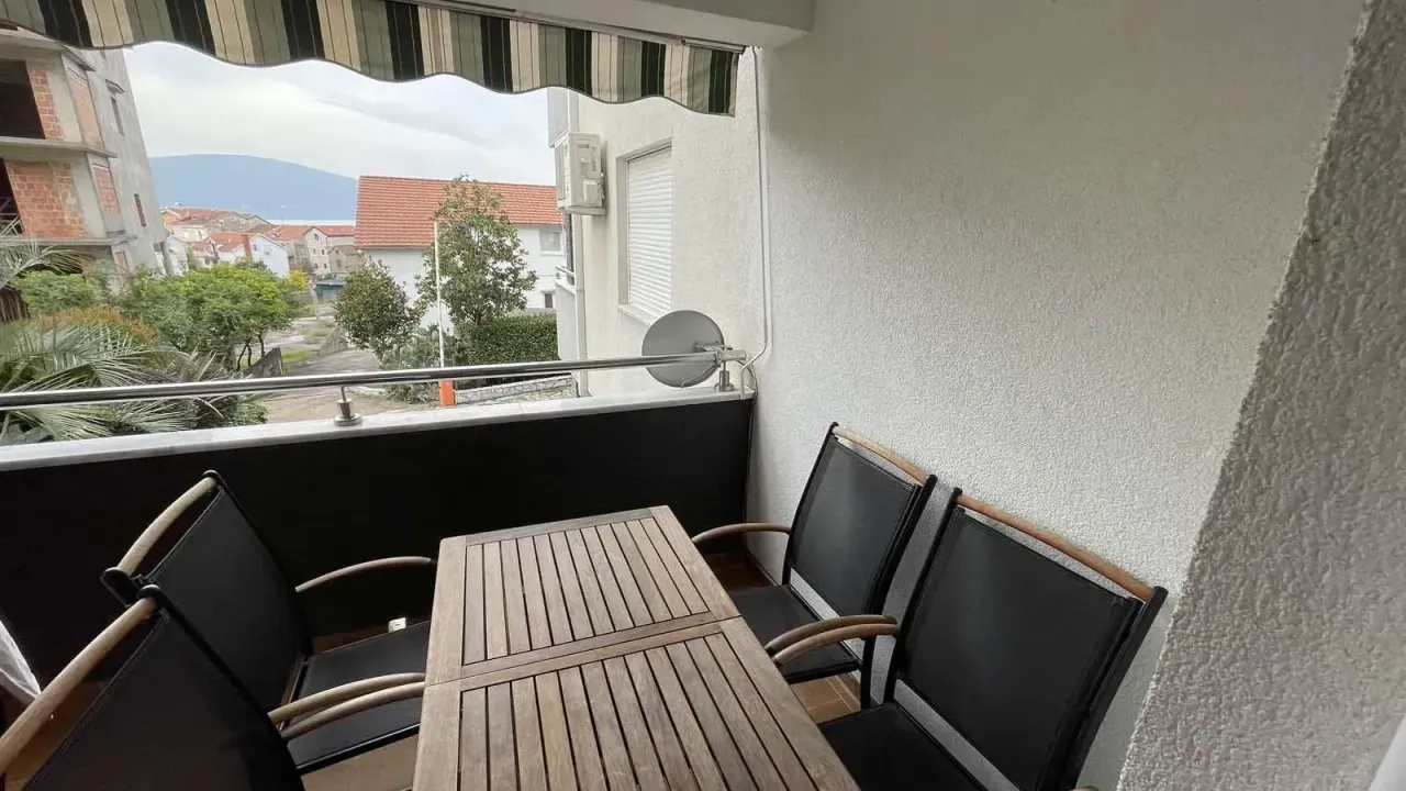 Izdavanje, stan, 52m², Tivat, Crna Gora