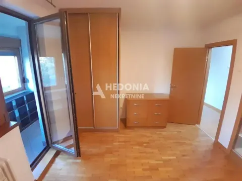 Spavaća soba sa ormarom, parketom i izlazom na terasu. - image 5