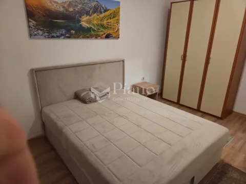 Spavaća soba sa bračnim krevetom, noćnim stočićem i plakarom. - image 3