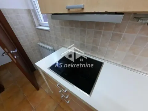 Pogled na deo kuhinje sa ugradnom pločom i elementima. - image 5