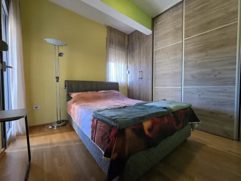Namještena spavaća soba sa bračnim krevetom i ugradnim ormarom. - image 5