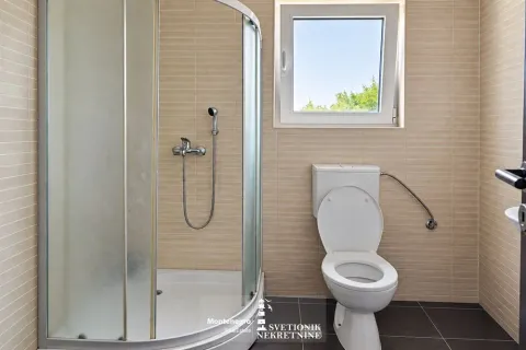Moderno opremljeno kupatilo sa tuš kabinom i prozorom. - image 15