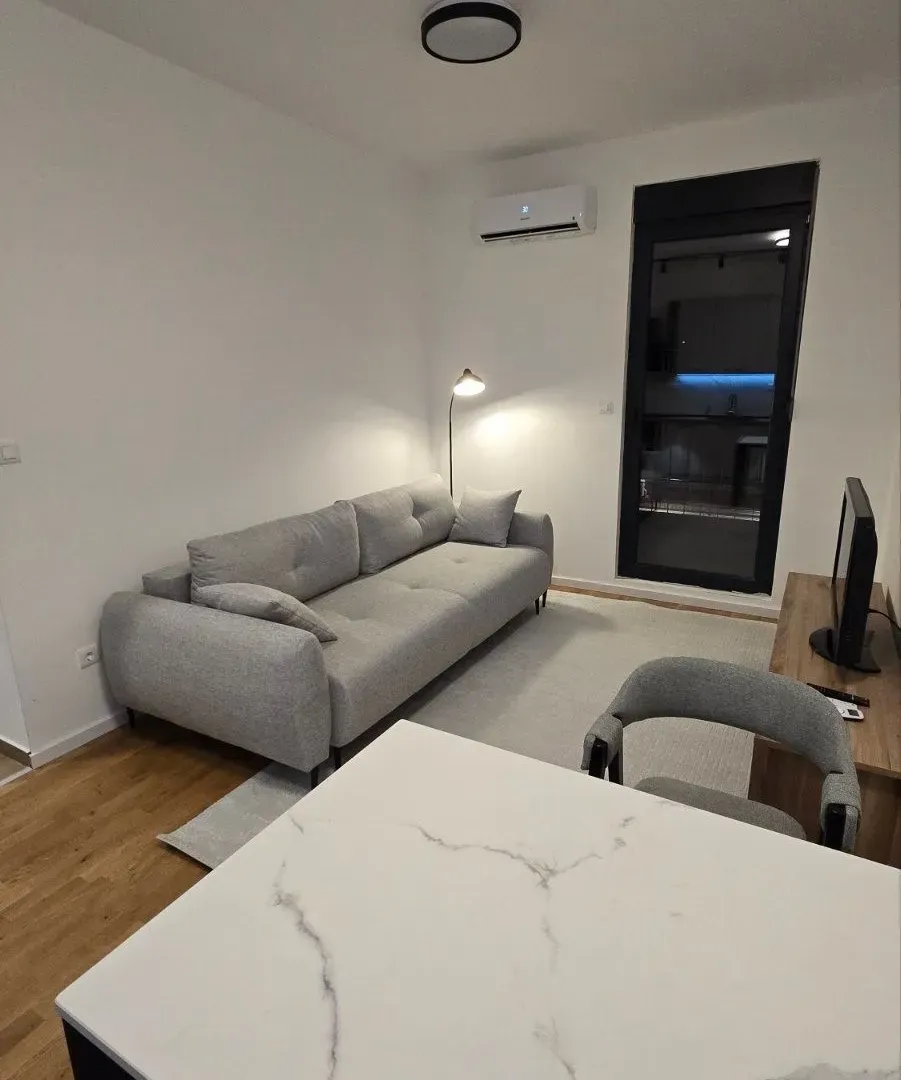 Izdavanje, jednosoban stan, 37m², Tološi, Podgorica
