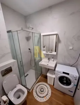 Moderno kupatilo sa tuš kabinom, umivaonikom, wc šoljom i veš mašinom. - image 6