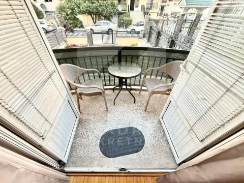 Namješten balkon sa stolom i stolicama i pogledom na ulicu. - image 9