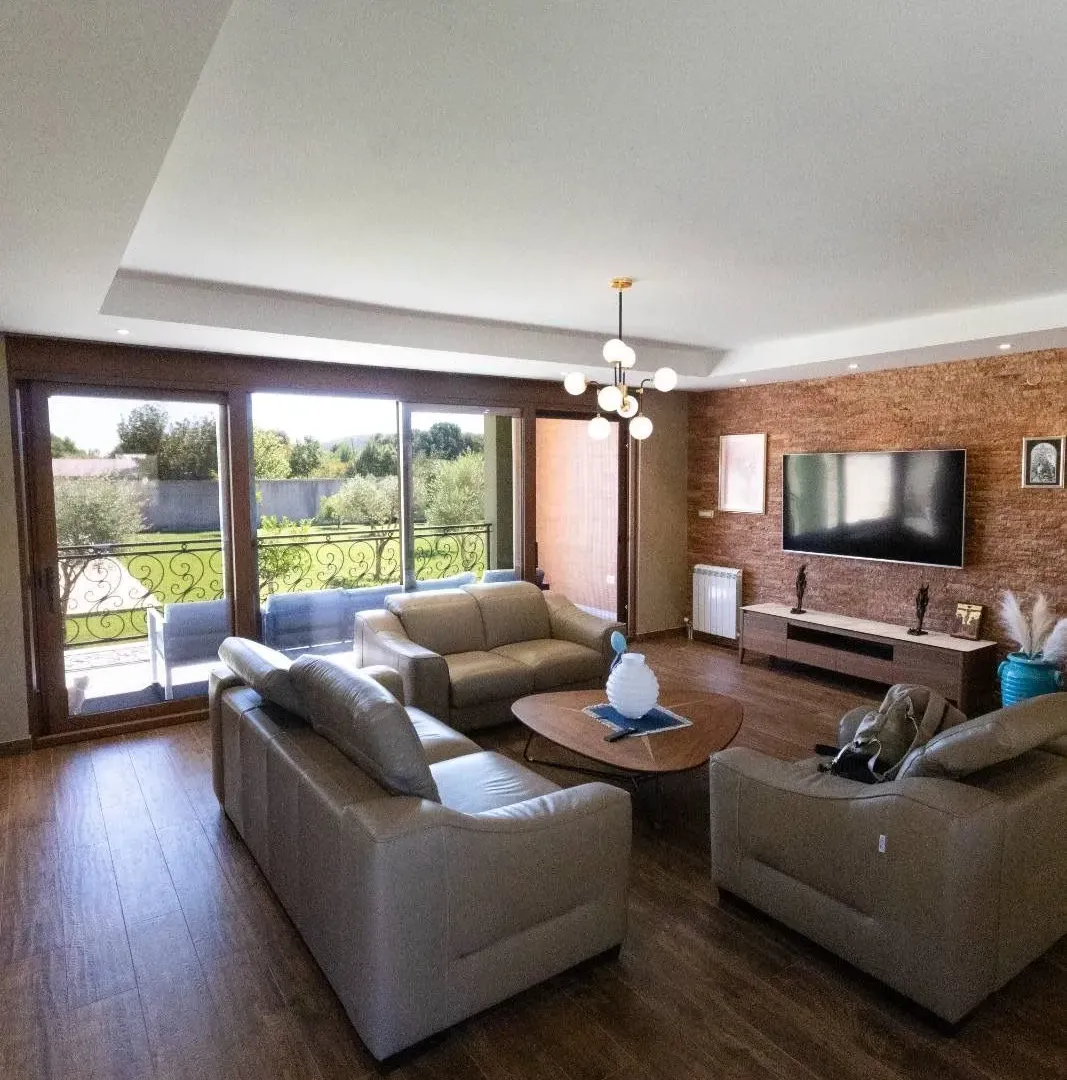 Izdavanje, kuća, 220m², Ćurilac, Danilovgrad