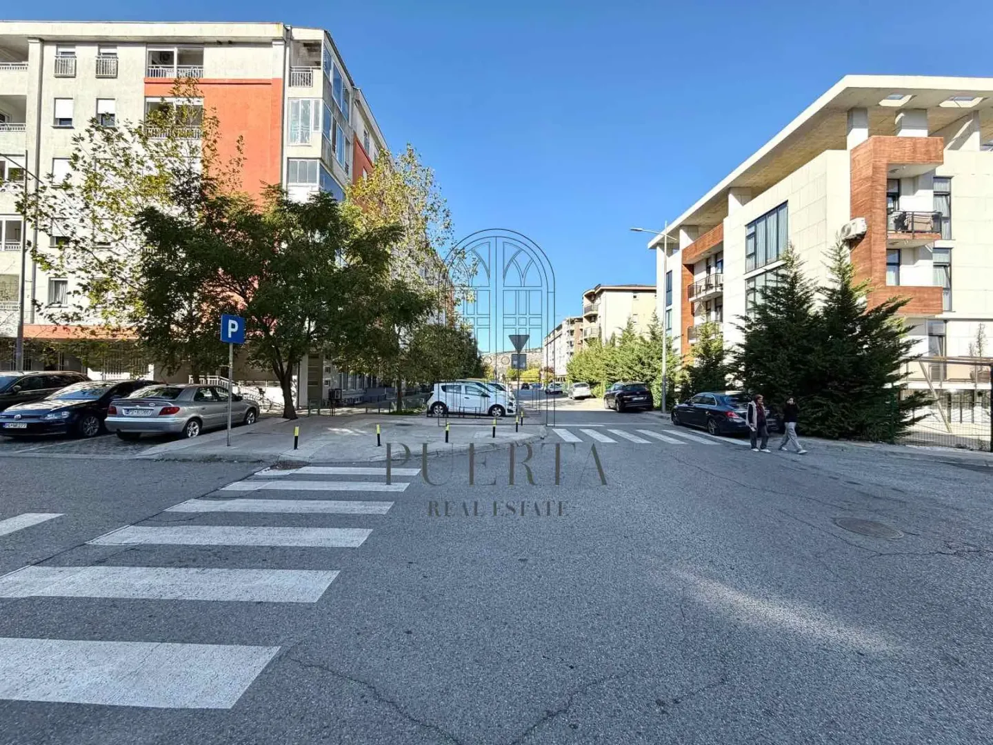 Pogled na ulicu ispred stambenih zgrada.