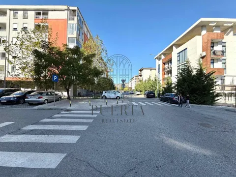 Pogled na ulicu ispred stambenih zgrada. - image 17