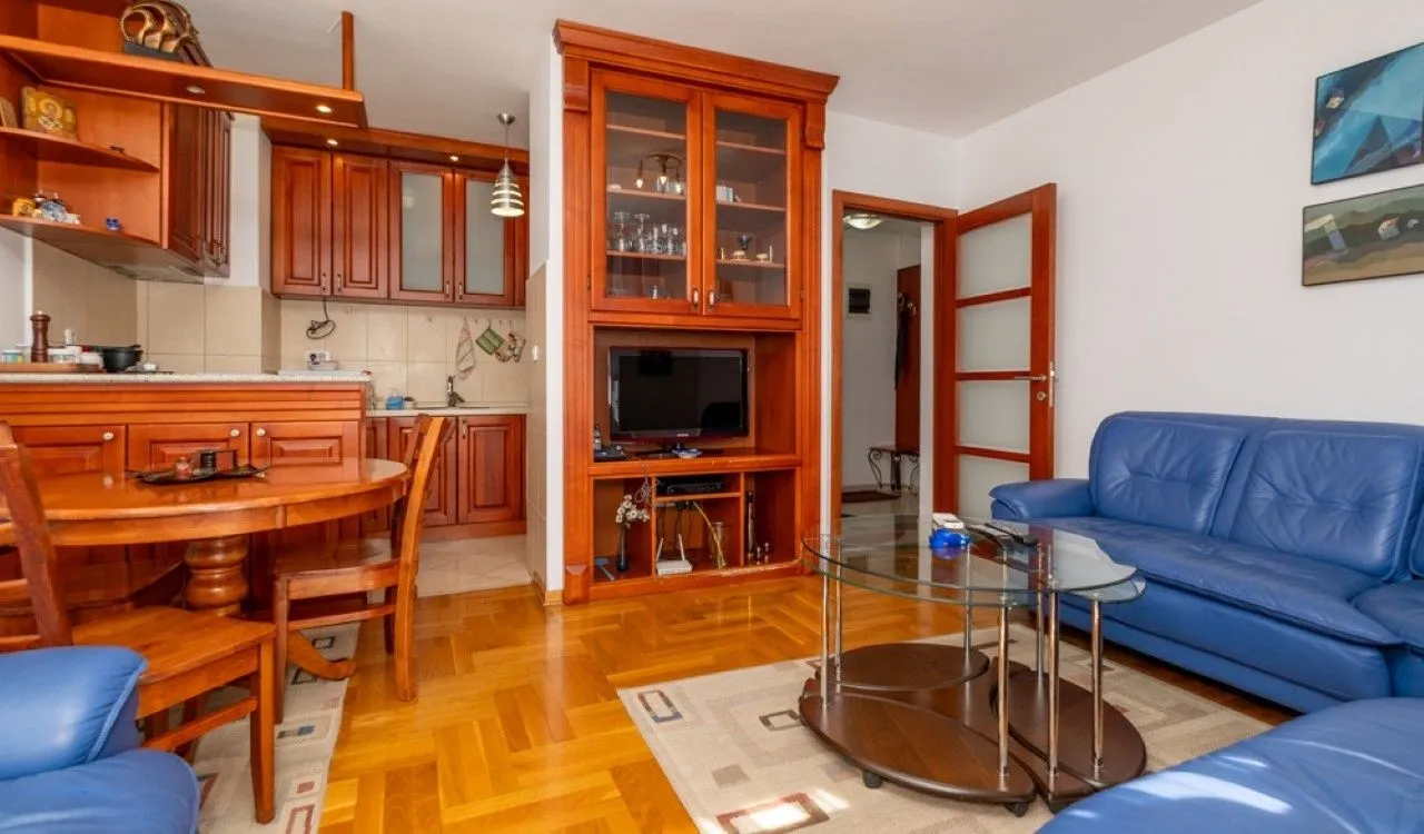 Izdavanje, dvosoban stan, 68m², Podgorica, Crna Gora