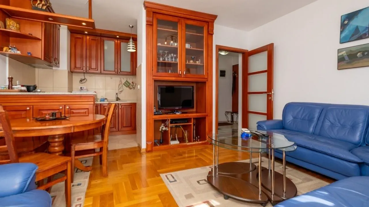 Izdavanje, dvosoban stan, 68m², Podgorica, Crna Gora