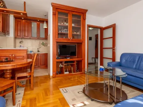 Izdavanje, dvosoban stan, 68m², Podgorica, Crna Gora