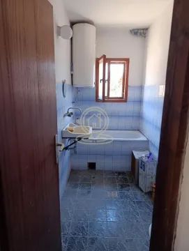 Manje kupatilo sa kadom, umivaonikom i bojlerom obloženo pločicama. - image 5