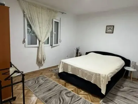 Izdavanje, dvosoban stan, 90m², Dalmatinska ulica, Podgorica - image 4