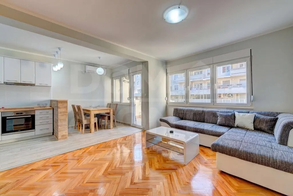 Izdavanje, dvosoban stan, 80m², Tivat, Crna Gora
