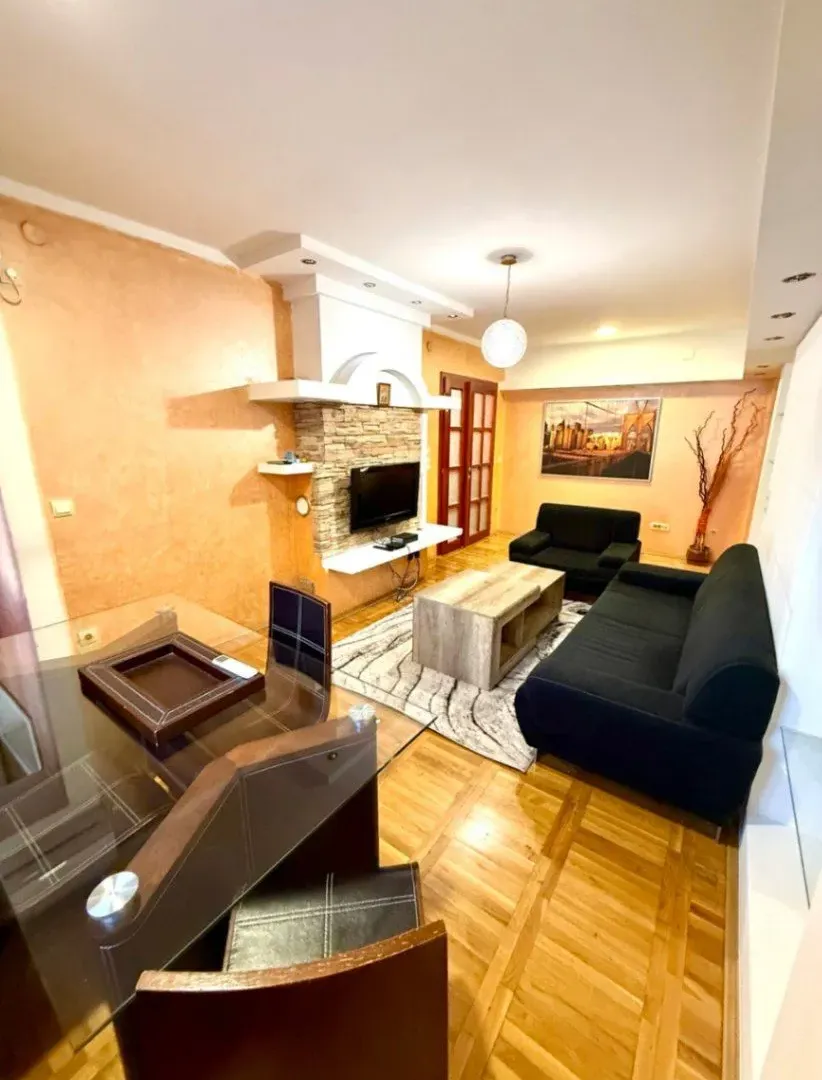 Izdavanje, trosoban stan, 90m², Centar, Podgorica