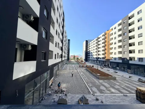 Pogled na dvorište i fasadu stambenih zgrada u izgradnji. - image 13