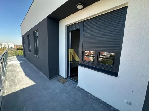 Prostrana terasa sa pogledom na okolinu i modernom fasadom zgrade. - image 13