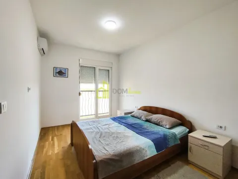 Spavaća soba sa bračnim krevetom, noćnim stočićima i izlazom na terasu. - image 5