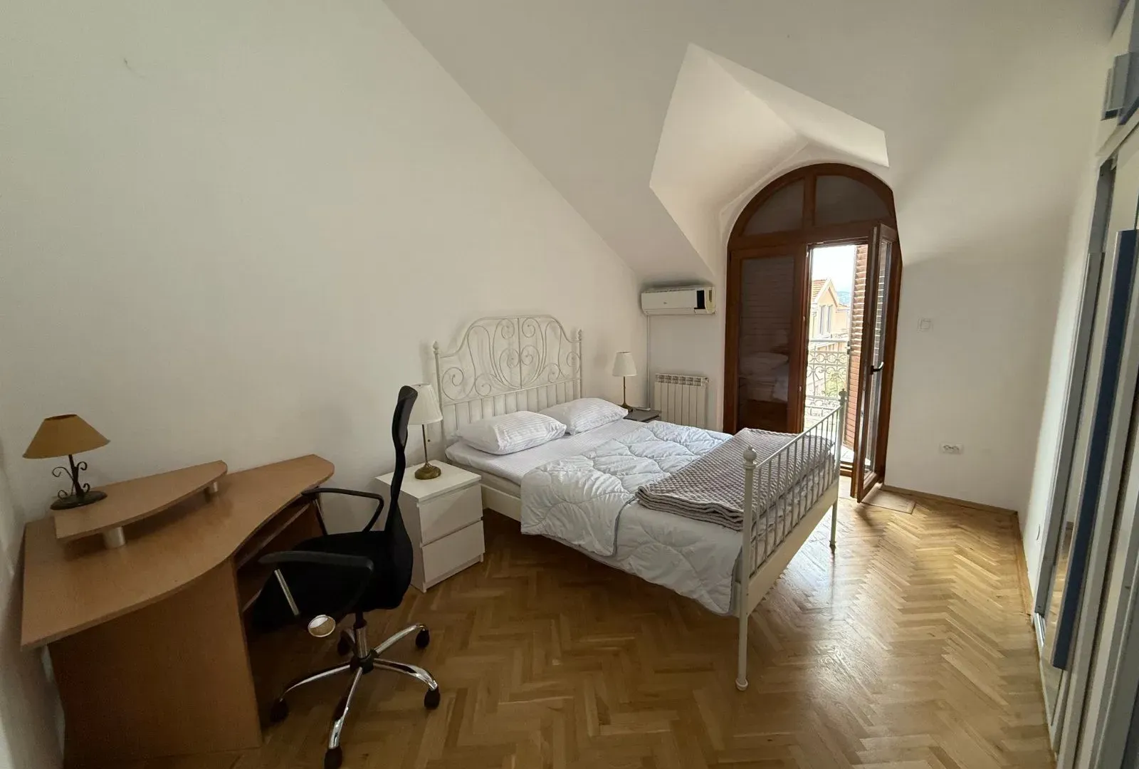 Izdavanje, stan, 300m², Gorica C, Podgorica