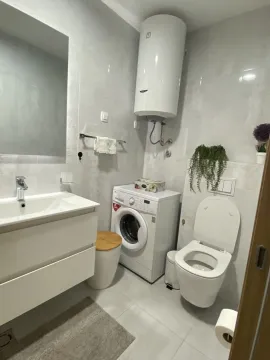 Svijetlo kupatilo sa veš mašinom, lavaboom i bojlerom. - image 13