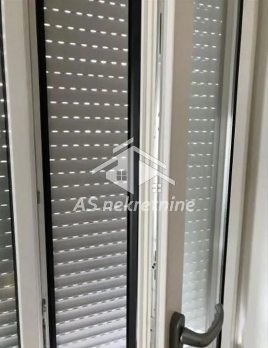 Detalj prozora sa roletnama.