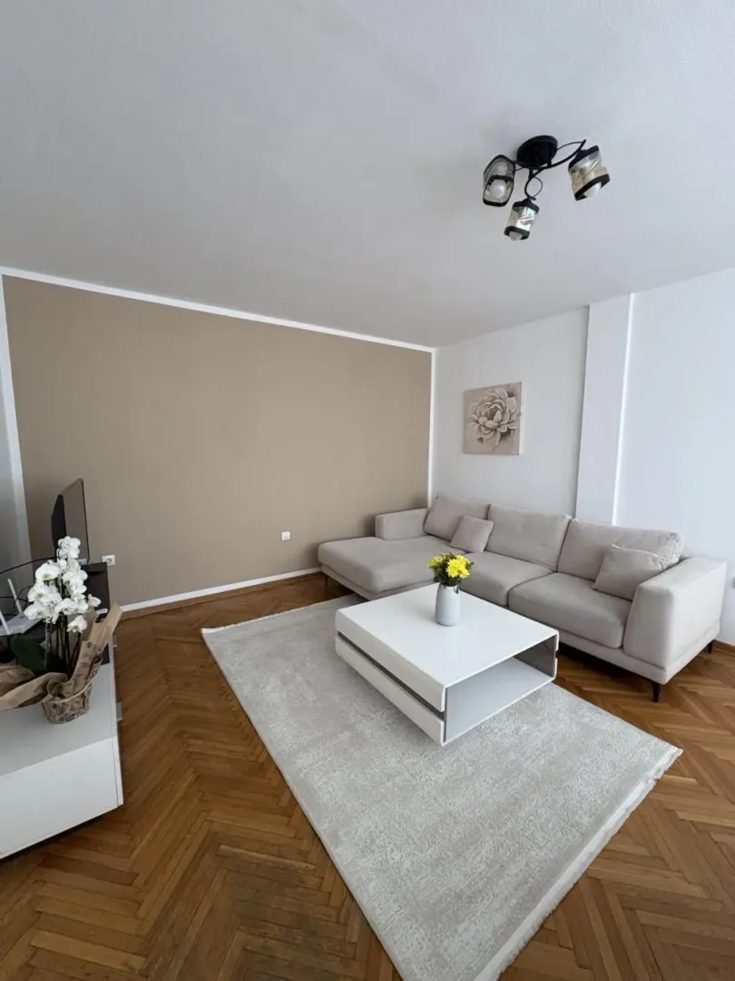 Izdavanje, trosoban stan, 70m², Novi Beograd Blok 1 Fontana, Novi Beograd Sve Podlokacije