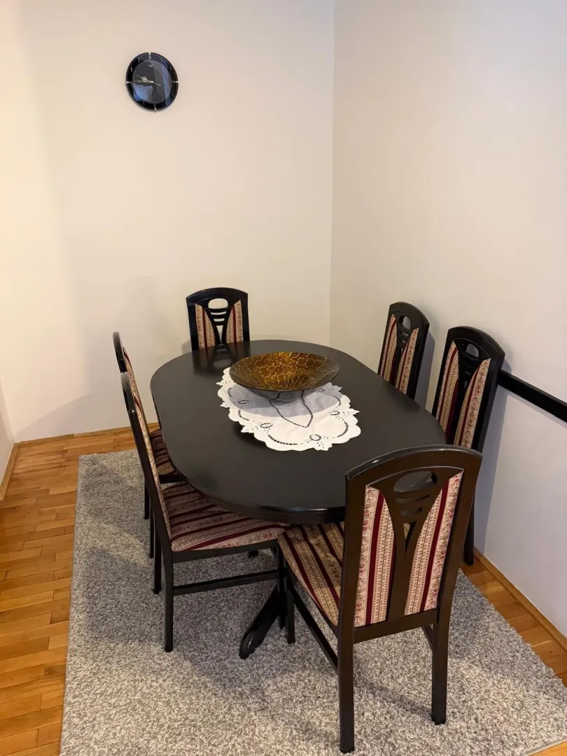 Izdavanje, dvosoban stan, 82m², Centar, Cetinje