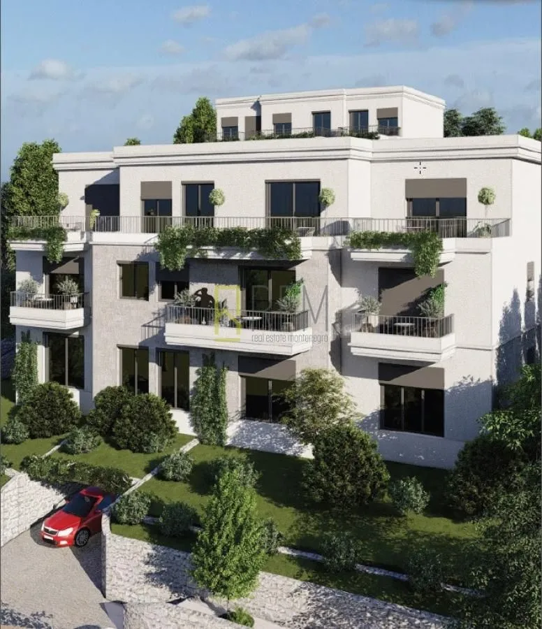Spoljašnji izgled moderne stambene zgrade sa terasama i zelenilom.