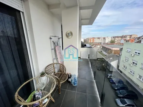 Nameštena terasa sa garniturom za sedenje i pogledom na okolinu. - image 8