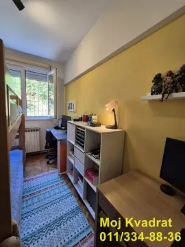 Dečja soba sa krevetom na sprat i radnim stolom. - image 10