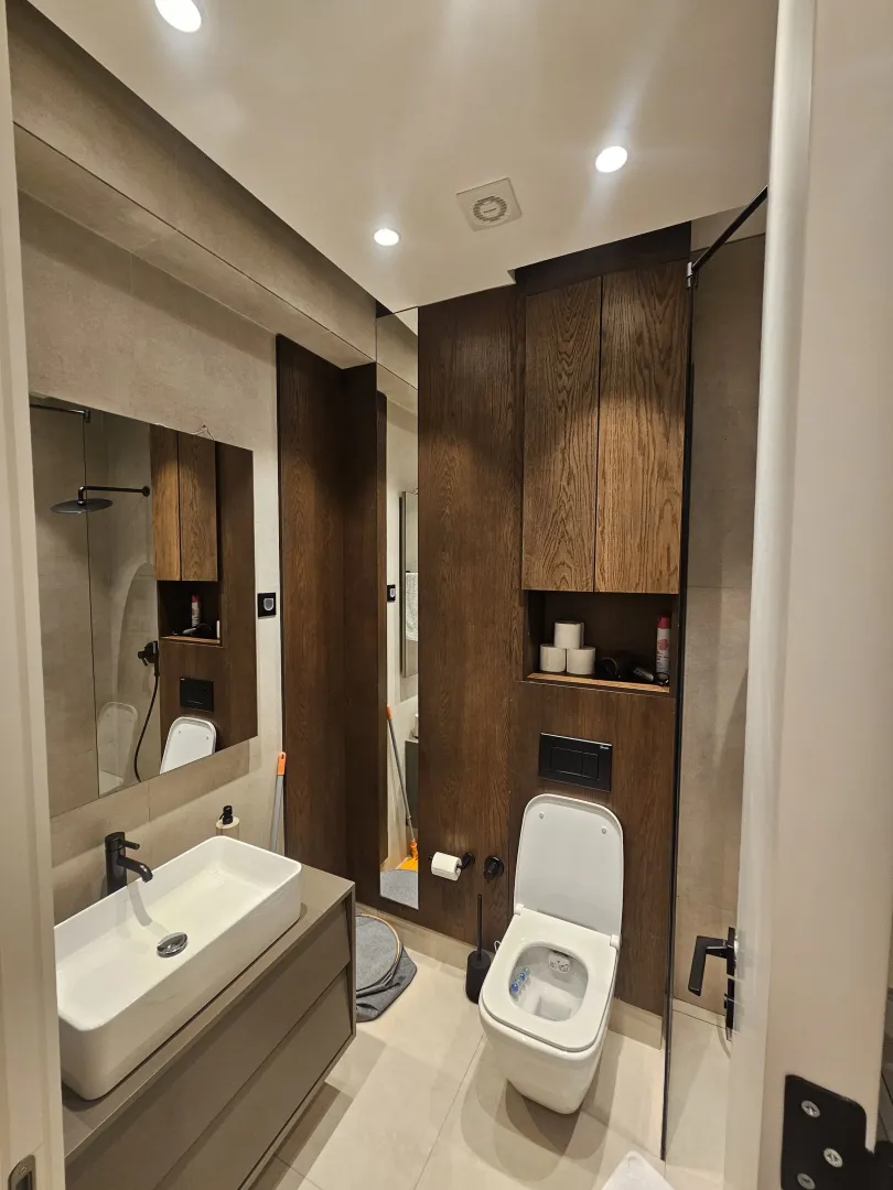 Modern bathroom equipped with a washbasin and a built-in toilet.